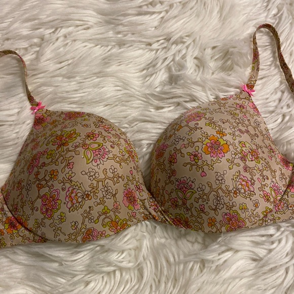 Victoria Secret Bra size 34DD it’s push up bra with adjustable strips - Picture 1 of 10